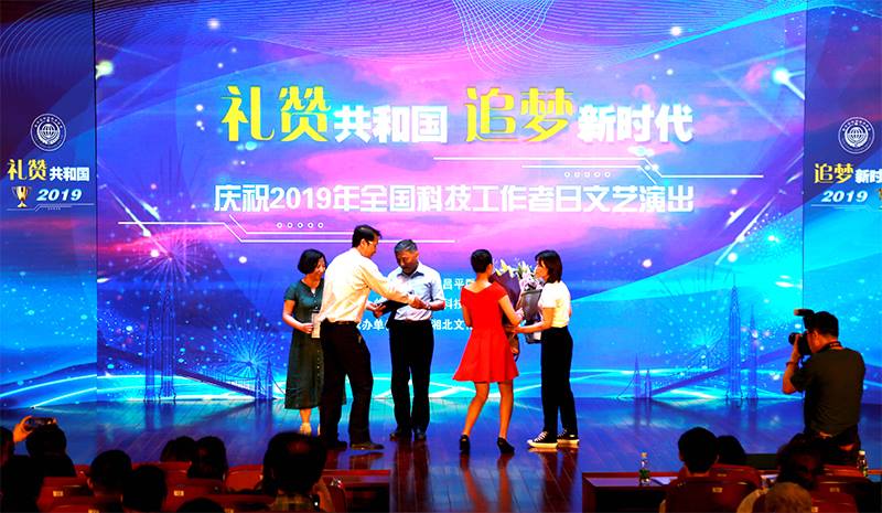 為東華原醫(yī)療姜黎濱總經理頒發(fā)感謝狀