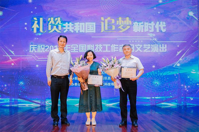 為東華原醫(yī)療姜黎濱總經理頒發(fā)感謝狀