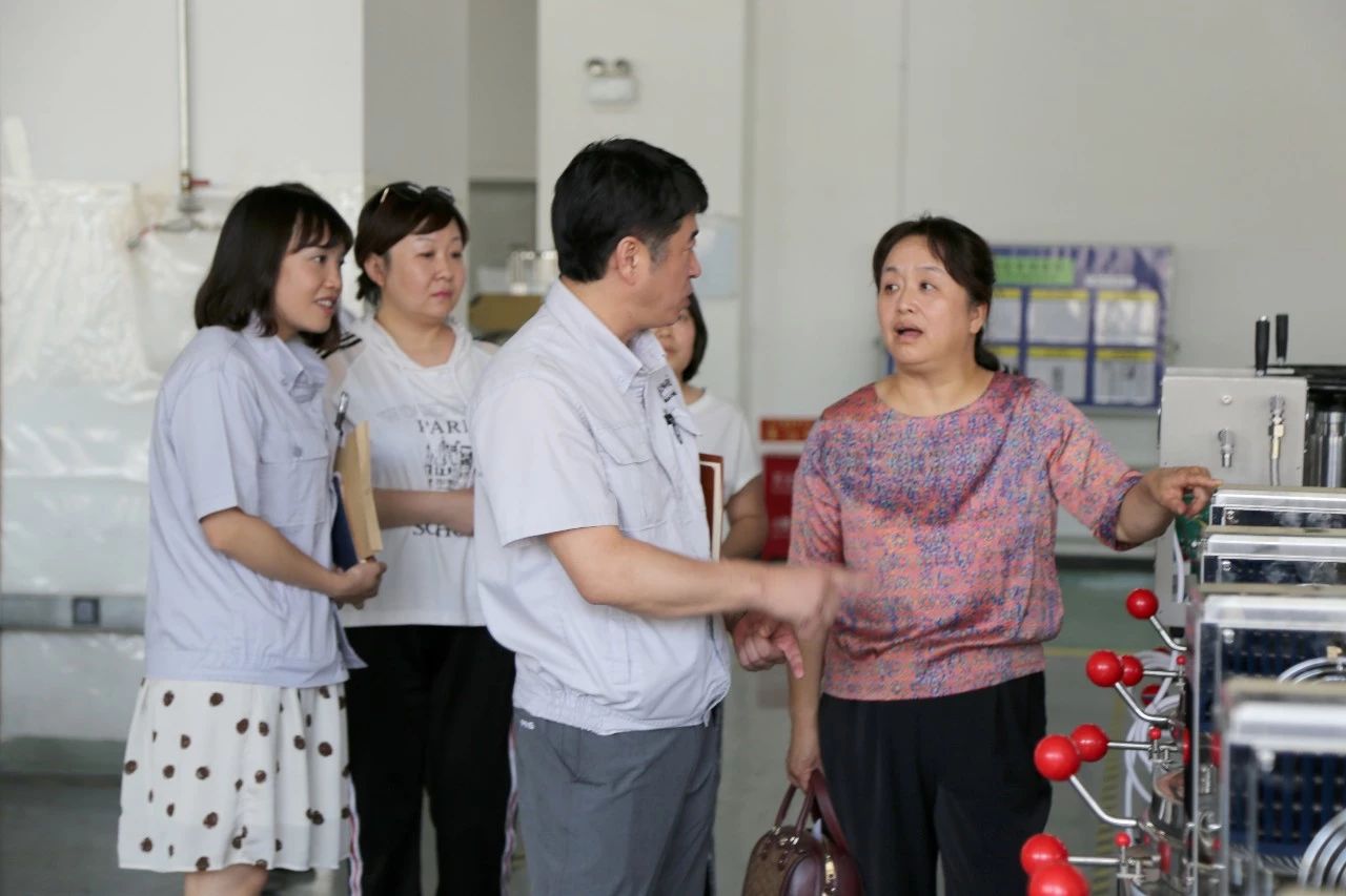南特助為副主任介紹中藥煎藥機生產工藝