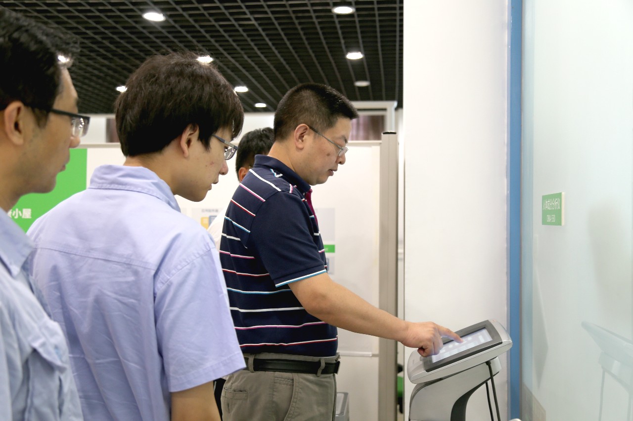 曾波書記現場體驗公司產品